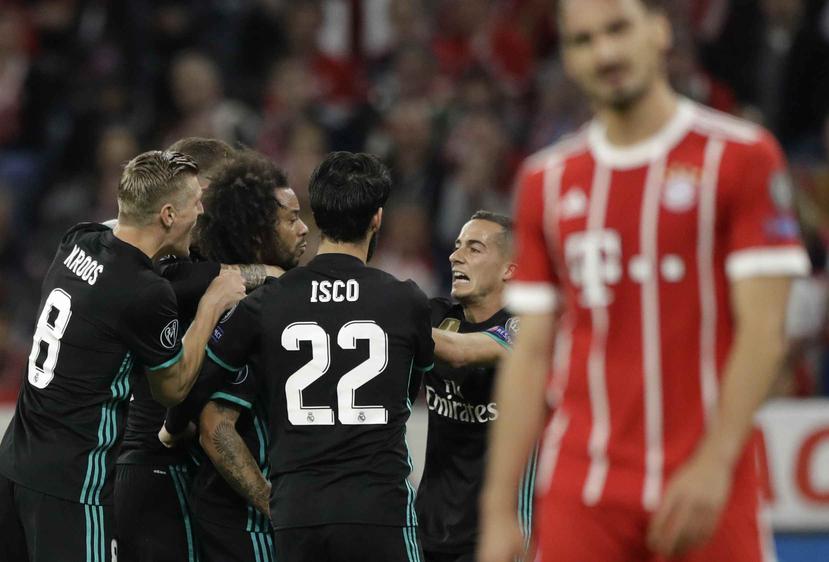 Marcelo (centro) es felicitado por el Real Madrid luego de anotar un gol. (AP)
