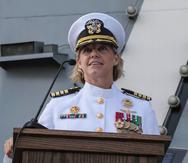La capitana Amy Bauernschmidt, recién nombrada comandante del portaaviones USS Abraham Lincoln, pronuncia comentarios durante una ceremonia de cambio de mando celebrada en la cubierta de vuelo el 19 de agosto de 2021.