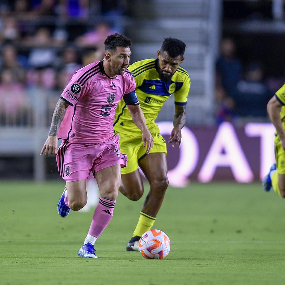 Lionel Messi (de rosa) no juega desde el 13 de marzo, cuando sufrió una sobrecarga muscular en la pierna derecha en el partido de vuelta ante Nashville SC por los octavos de final del torneo regional.