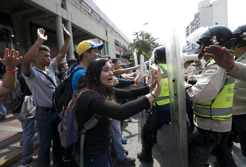 Universitarios protestan frente al Palacio de la Justicia en Venezuela. (AP)