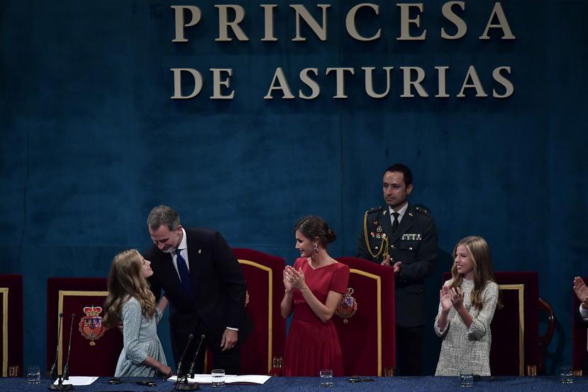 La princesa Leonor saludó a su padre el rey Felipe durante su discurso en la ceremonia de Premios Princesa de Asturias. (AP)