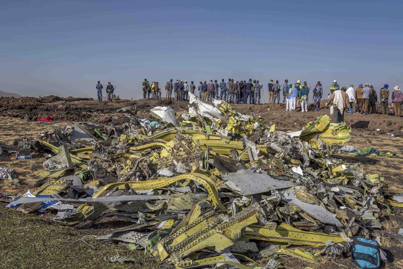 Restos del avión de Ethiopian Airlines cerca de Bishoftu, o Debre Zeit, al sur de Addis Abeba, Etiopía, el lunes 11 de marzo de 2019. (AP)