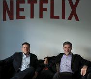 El director ejecutivo de la plataforma estadounidense Netflix, Reed Hastings (d), y su responsable de contenidos de Netflix, Ted Sarandos, Ted Sarandos, posan durante una entrevista en el Netflix Contact Center de Lisboa, Portugal. Foto: MIGUEL A. LOPES

