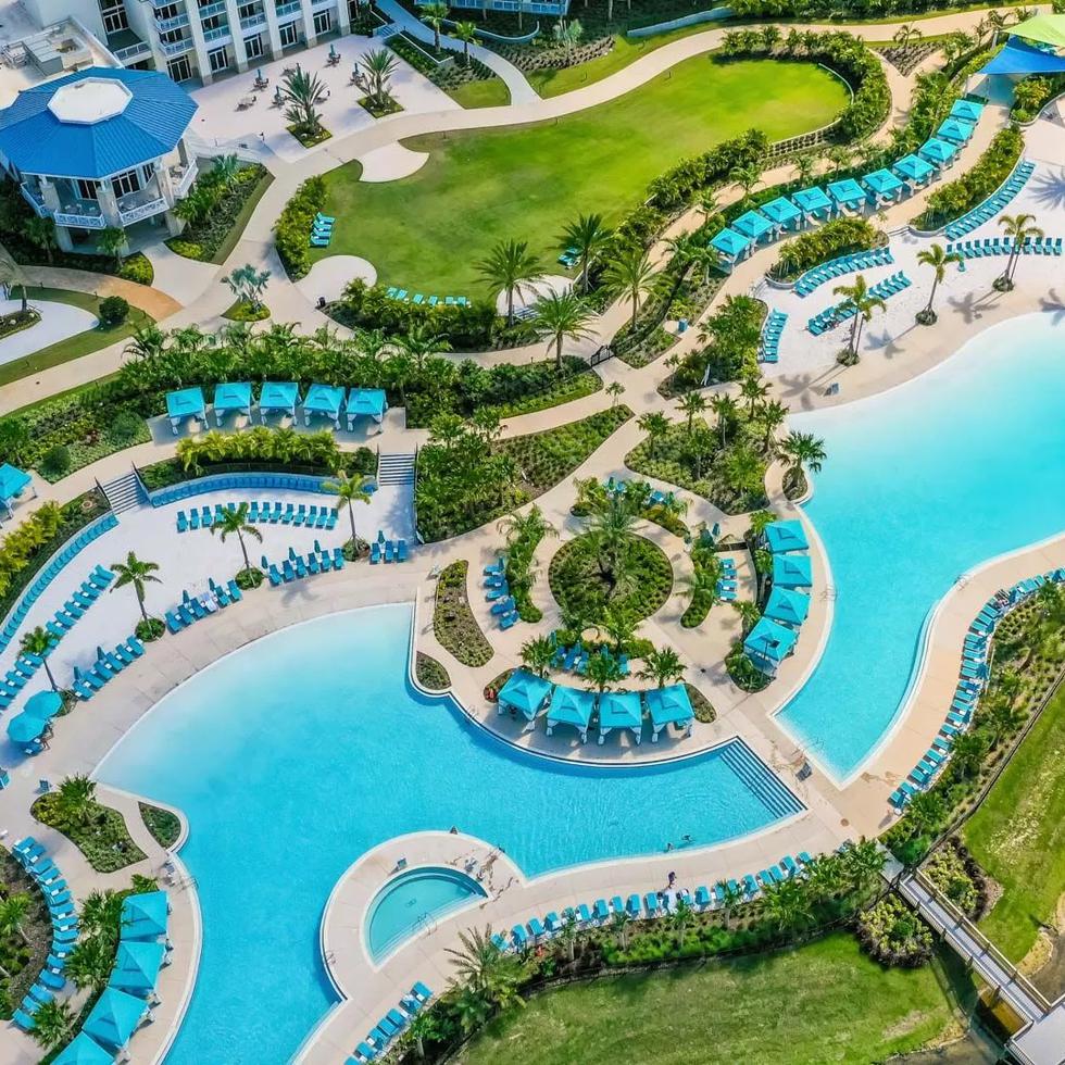 Margaritaville Orlando cuenta con 186 habitaciones y suites equipadas con ventanas del techo al piso para disfrutar de los panoramas del resort y un balcón para uno que otro baño de sol.