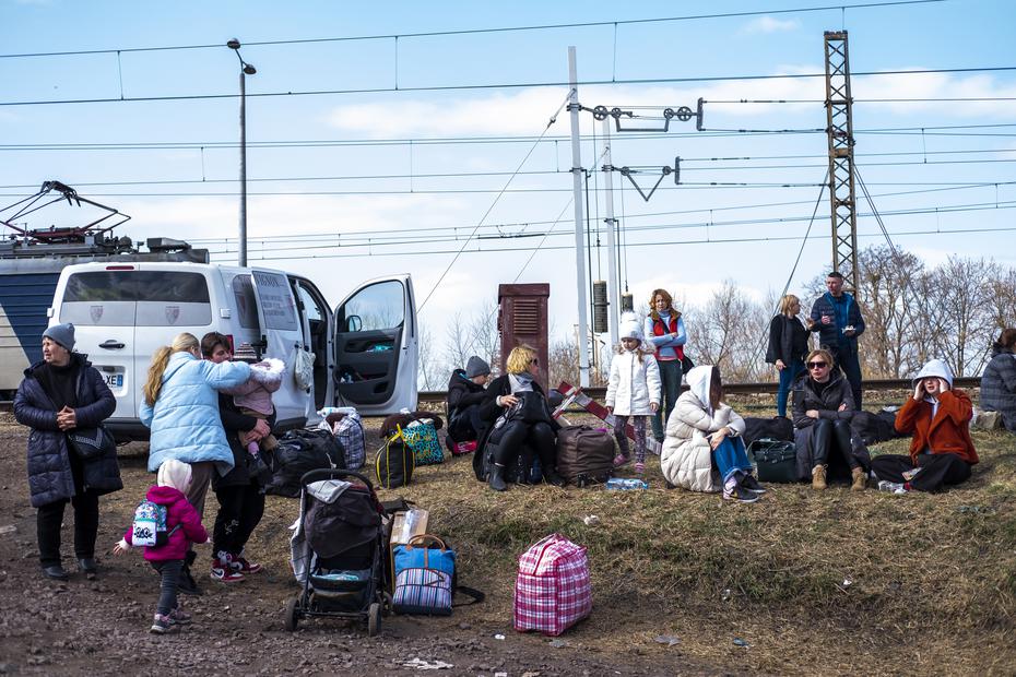 Desde el inicio de la invasión militar ordenada por el presidente ruso Vladimir Putin el 24 de febrero de 2022, sobre 3 millones de ucranianos han salido del país y buscado refugio en otras naciones cercanas.