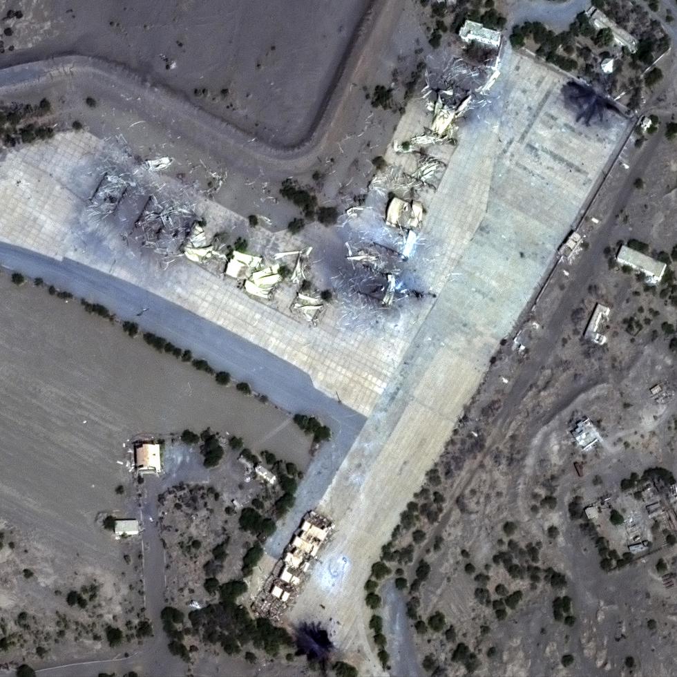 Esta imagen satelital muestra refugios destruidos en el aeropuerto de Al Hudaydah, en Yemen.