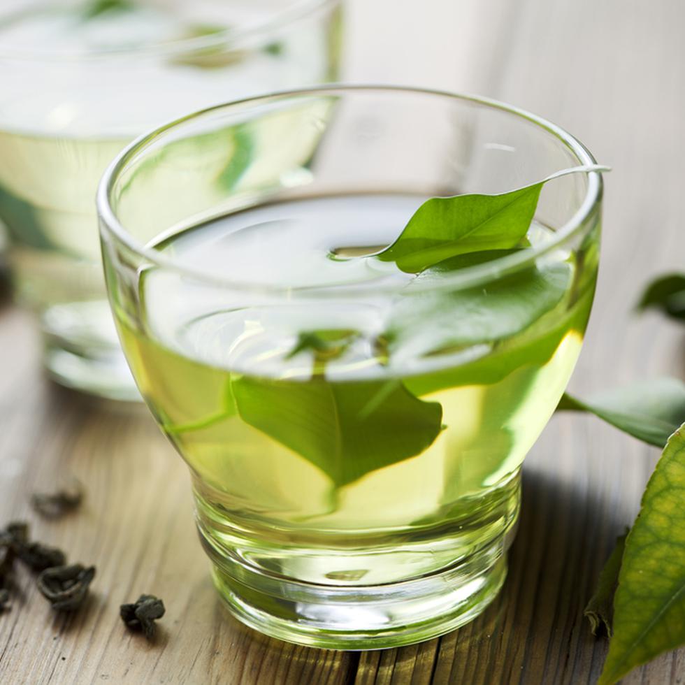 Si bien el té verde ha tenido resultados relacionados con adelgazar, ayuda también a prevenir problemas cardiovasculares.