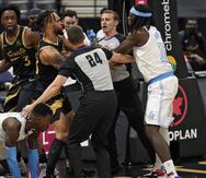 Árbitros de la NBA intenta detener una escaramuza entre los Lakers y los Raptors.