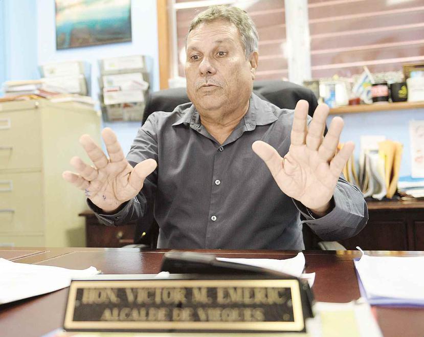 La Legislatura Municipal de Vieques alegan que Víctor Emeric (arriba) incumplió con su deber y señalan supuestas irregularidades en la administración del ayuntamiento.