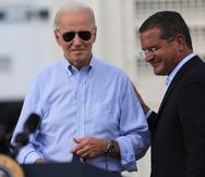 En su primera visita presidencial a Puerto Rico, el presidente de Estados Unidos, Joe Biden, anunció que la red eléctrica de la isla será reconstruida. Le acompaña en la foto, el gobernador Pedro Pierluisi.