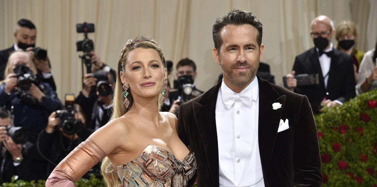 La actriz Blake Lively, en Versace, y su esposo, el actor Ryan Reynolds fueron una de las parejas más elegante de la noche. 