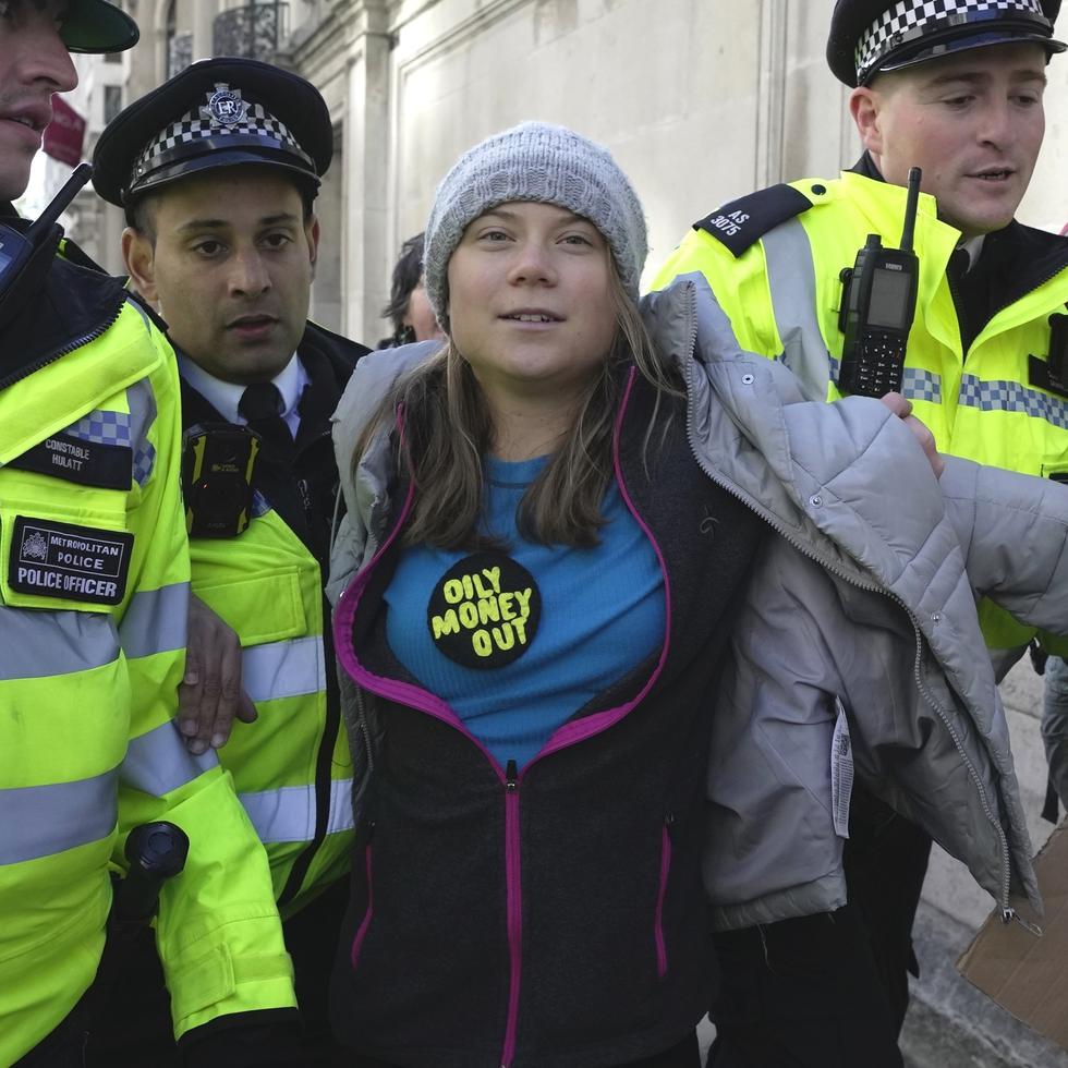 La activista ambiental Greta Thunberg es detenida por la policía durante la protesta contra un foro de empresas de petróleo y gas en el Hitek InterContinental, Londres.