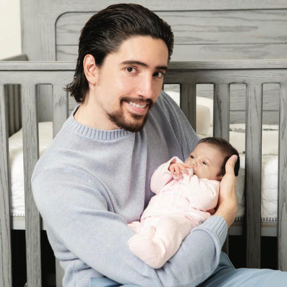 El cantante mexicano Alex Fernández, se convirtió en padre el pasado 17 de marzo, luego de que su esposa Alexia Hernández diera a luz a una niña, a la cual llamaron Mía.