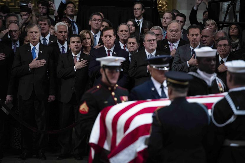 Integrantes del Congreso rinden homenaje al fenecido expresidente George H.W. Bush. (AP)