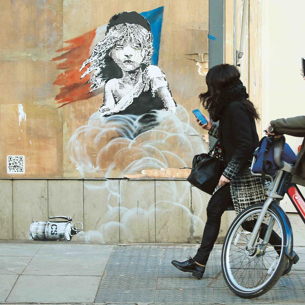Los agentes de la Unidad Central de Patrimonio Histórico de Barcelona detectaron en el mes de julio de 2023 la venta de varias creaciones atribuidas al artista urbano Banksy en plataformas de internet, salas de subasta y anticuarios.