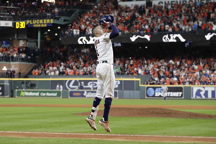 El puertorriqueño Carlos Correa, de los Astros de Houston, festeja luego de conectar un jonrón en la undécima entrada ante los Yankees de Nueva York. (AP)