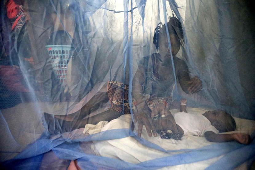 Una mujer y su hijo se cubren para protegerse contra el mosquito que transmite la malaria. (Agencia EFE)
