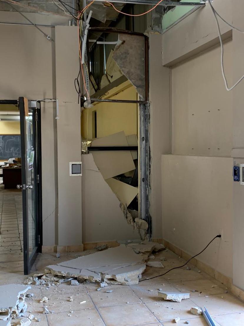 Una pared del cuarto de las consolas de control de las unidades #5 y #6 de Costa Sur se desplomó. (Suministrada)