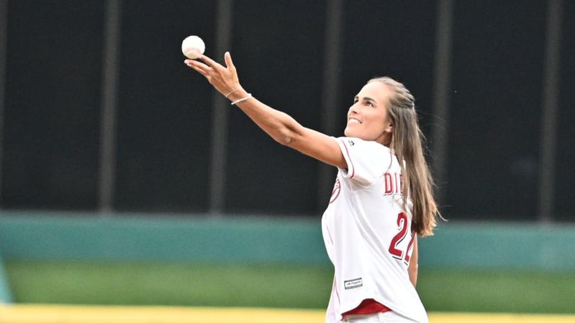 Mónica Puig se apresta a realizar el primer lanzamiento en el parque de los Reds. (Foto/MLB Puerto Rico)
