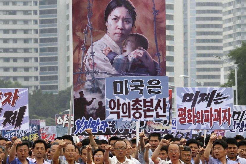 Fotografía del año pasado, cuando miles de norcoreanos conmemoraron lo que Corea del Norte llamaba “el día de la lucha contra el imperialismo estadounidense”. (AP)