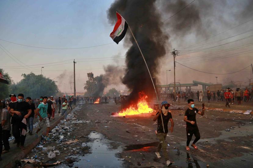 Para el domingo por la tarde, los manifestantes, mayormente hombres, estaban esparcidos por calles aledañas a Ciudad Sadr. (AP / Hadi Mizban)