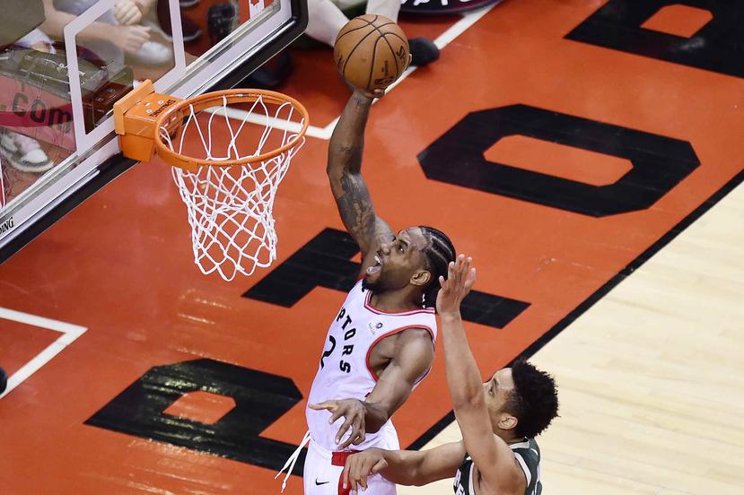 Kawhi Leonard (donqueando) encabezó la ofensiva de los Raptors con 36 puntos. (Frank Gunn / The Canadian Press vía AP)