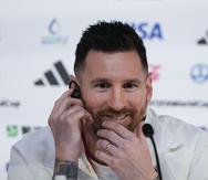 Lionel Messi sonríe durante la conferencia de prensa del lunes en Catar.