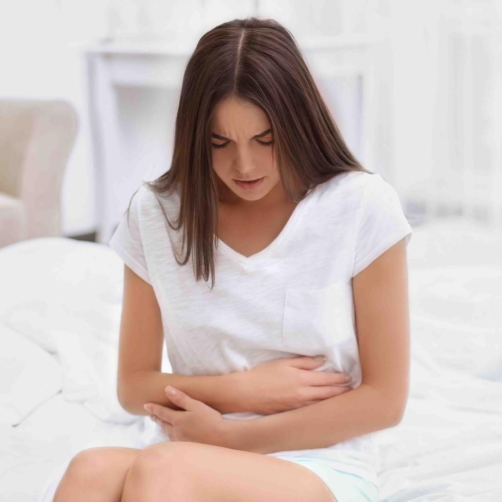 Entre sus síntomas se encuentran el dolor pélvico crónico o severo antes, durante o después de la menstruación y en algunos casos se puede experimentar deseos frecuentes de orinar, dolor al orinar, diarrea y estreñimiento.