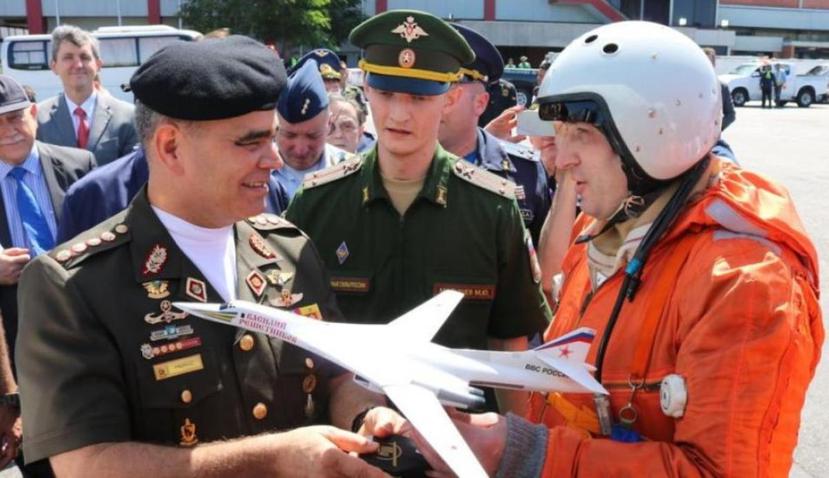 En la imagen el ministro de defensa Vladimir Padrino junto a militares rusos, en Caracas. (Twitter / @ViceVenezuela)