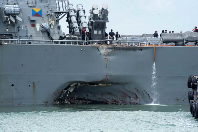 Los daños en el casco del USS John S. McCain inundaron compartimentos adyacentes, incluyendo camarotes de tripulación, salas de máquinas y de comunicaciones. (AP)