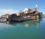 Vista panorámica de canales internos en el centro histórico de Venecia (Italia).
