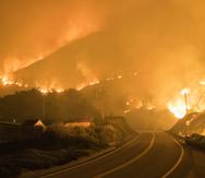 El llamado incendio Colorado, arde cerca de la Autopista 1 cerca de Big Sur, California.