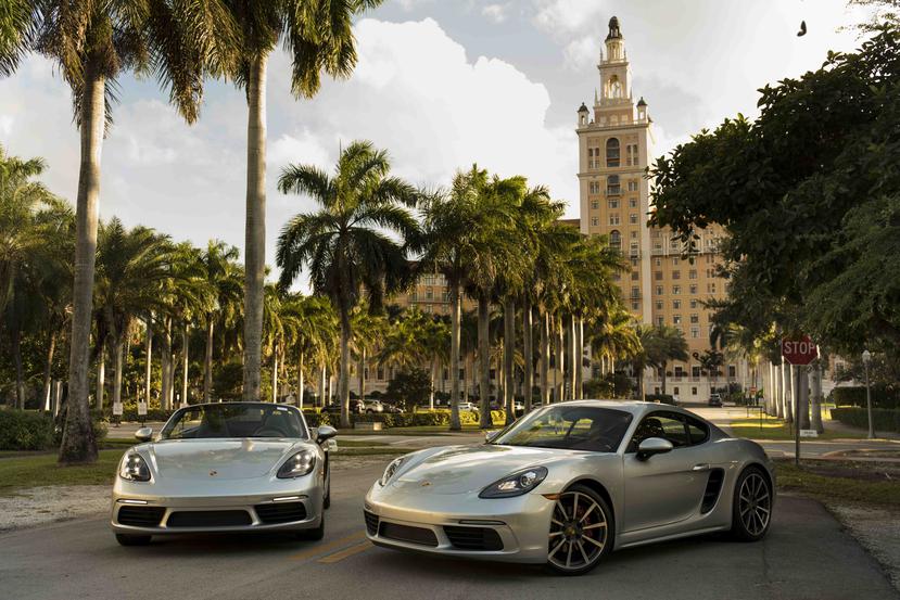 Modelos Porsche 718 Boxster (izquierda) y Cayman (derecha).