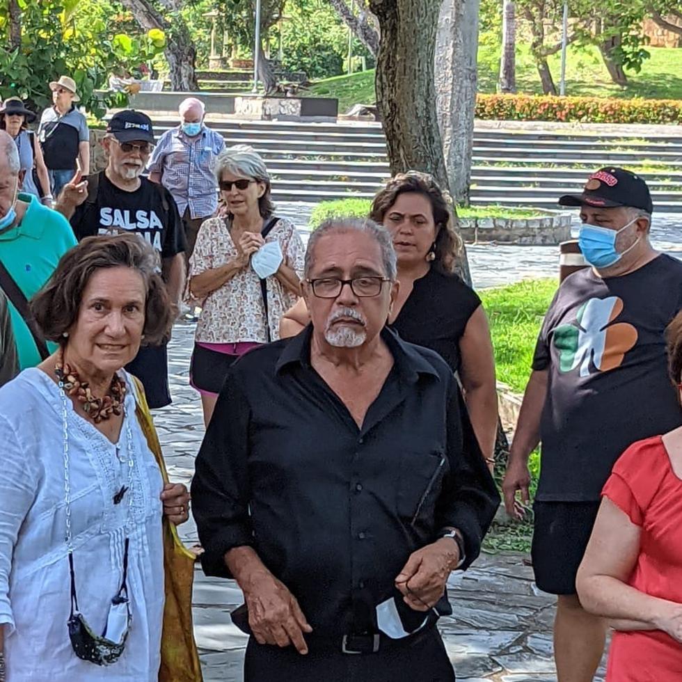 Un grupo de personas interesadas en proteger el parque Luis Muñoz Rivera, en Puerta de Tierra, se reunió ayer tras una convocatoria del pintor Carmelo Sobrino (al centro).