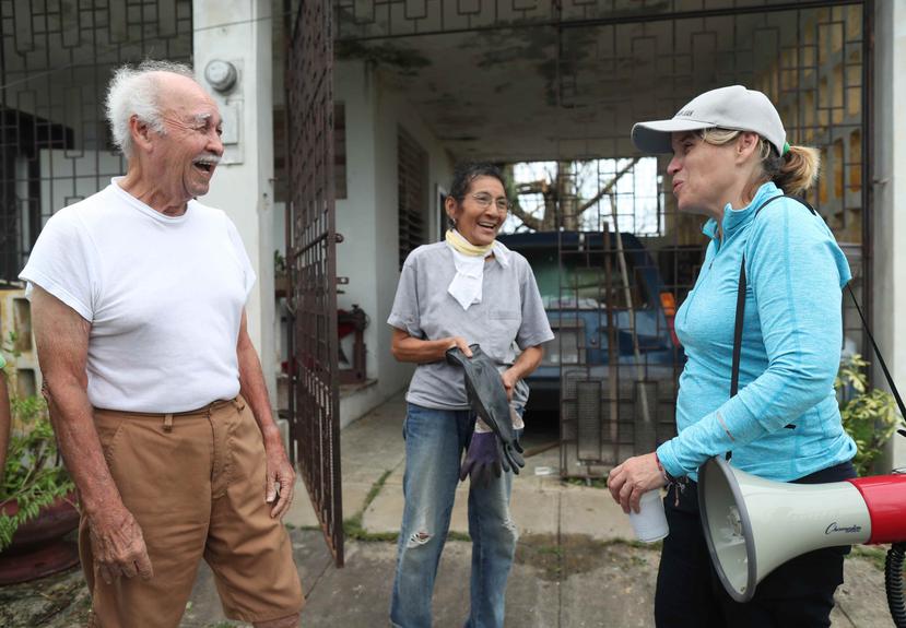 La alcaldesa de San Juan, Carmen Yulín Cruz, visita a una familia tras el paso del huracán María. (GFR Media)