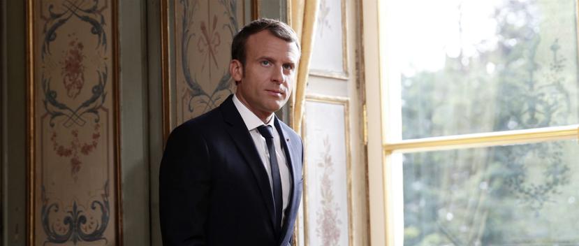 A partir de ahora, Macron comprará sus piezas en  la casa Smuggler, que pasa por ser el único modisto en París cuyos trajes son fabricados en Francia. (Archivo)
