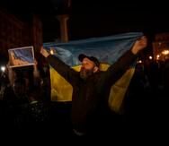 Un ciudadano ucraniano en Kiev celebra luego que tropas de Ucrania recapturaron la ciudad de Jersón.