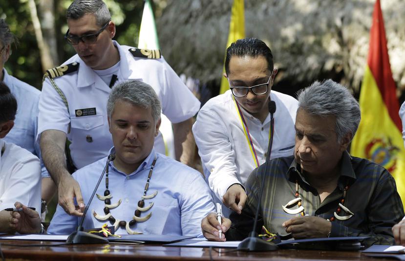 El presidente colombiano Iván Duque (centro) amenazó a Cuba con denunciarla ante la Organización de las Naciones Unidas (ONU) como país que promueve el terrorismo. (AP / Fernando Vergara)