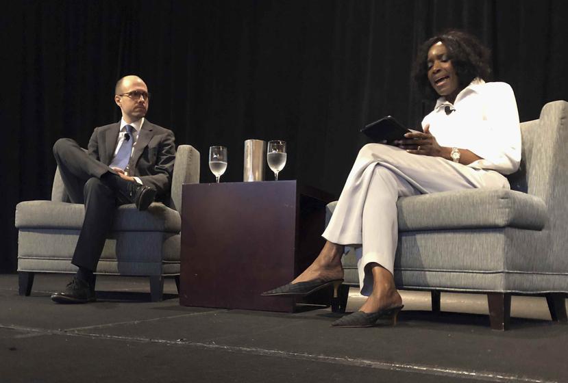 El editor del New York Times, A.G. Sulzberger, izquierda, y Nancy Ancrum, editora de la página editorial del Miami Herald, en la conferencia de directores editoriales de Associated Press en Austin, Texas, el martes 11 de septiembre de 2018. (AP)