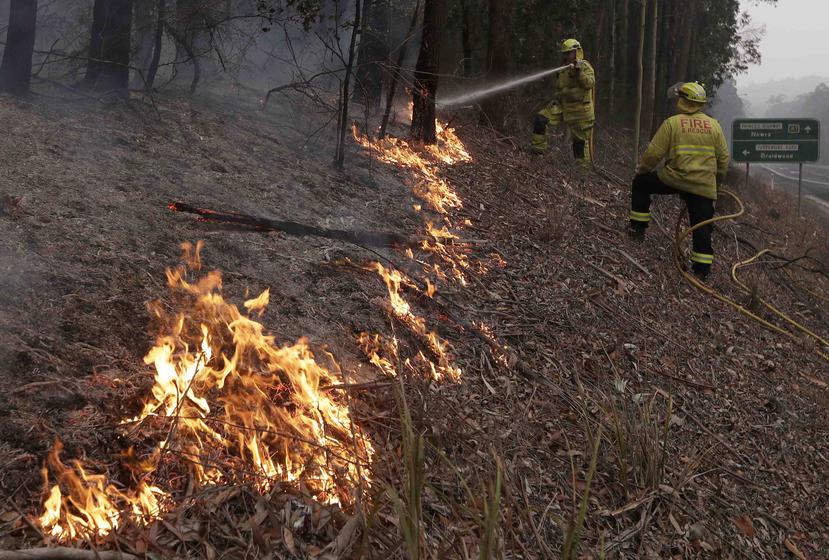 Bomberos controlan un incendio cerca de Falls Creek, Australia. (AP/Rick Rycroft)