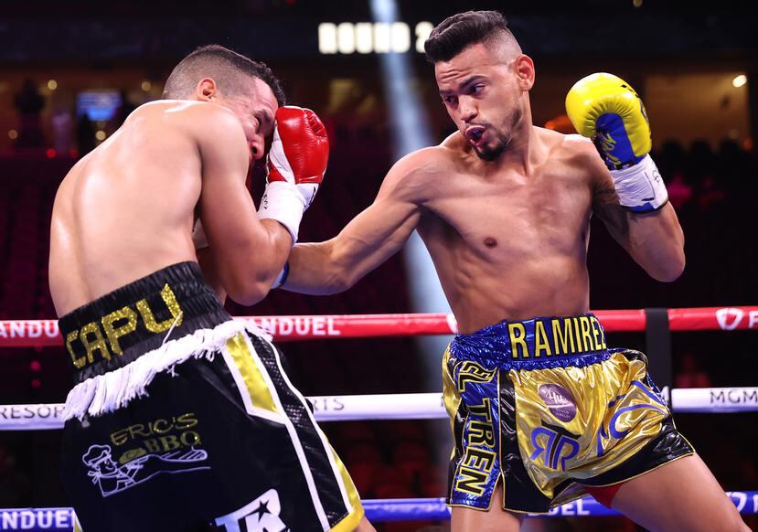 El cubano Robeisy Ramírez ataca al cuerpo del puertorriqueño Orlando González durante el combate en Las Vegas.