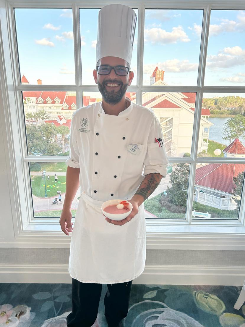 El chef puertorriqueño José Sánchez, uno de los cocineros del Royal Palm CClub,  muestra la popular y deliciosa sopa de fresas, especialidad del Grand Floridian.
