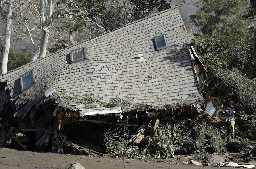 Socorristas revisan un área cerca de casas dañadas por tormentas en Montecito, California. (AP)