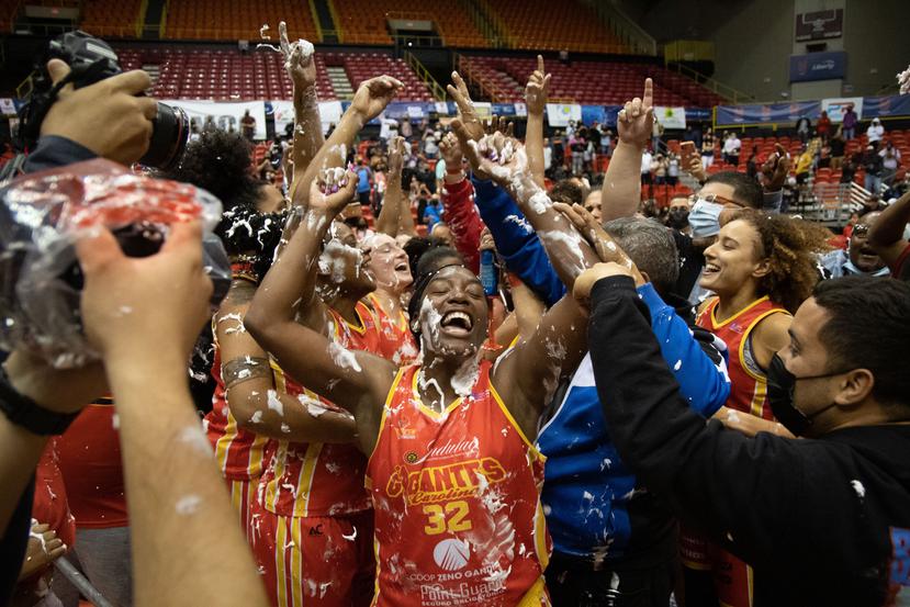 Las Gigantes conquistaron campeonato del 2021 al superar a las Cangrejeras de Santurce.