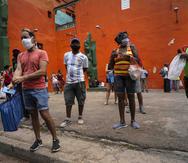 La mayor cantidad de casos está en La Habana (833), que ha extremado las medidas de seguridad al ponen aislamientos parciales en los municipios más densamente poblados. (AP / Ramón Espinosa)