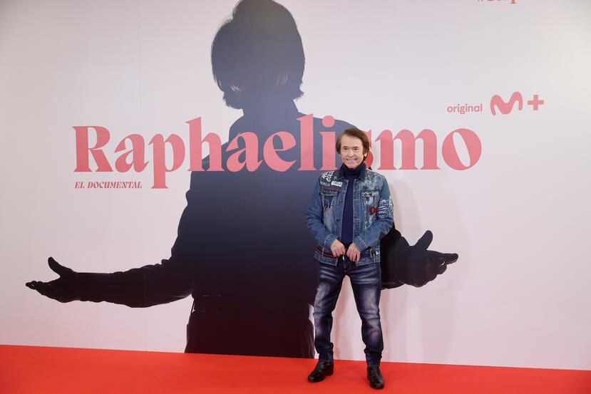 Raphael es capaz a la vez de protagonizar una gira, la serie documental "Raphaelismo" -que se estrena en Movistar+ el 13 de enero- y una exposición que recorre en Madrid. EFE/ Emilio Naranjo