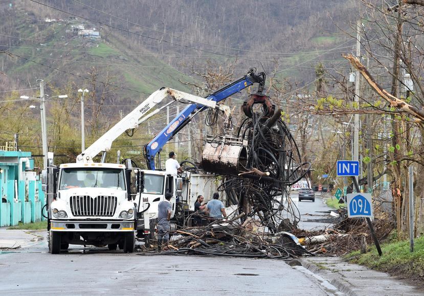 Un camión recoge los escombros del pueblo de Maunabo, a días del paso del huracán María. (GFR Media)