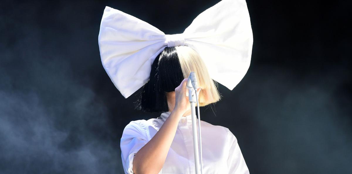 Sia se quita el antifaz y revela cirugía plástica en el rostro