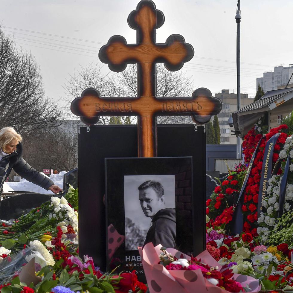 La madre del opositor ruso Alexei Navalny, Lyudmila Navalnaya (izquierda), y la suegra visitan su tumba un día después de su entierro, en el cementerio Borisovskoye, en Moscú, Rusia, el 2 de marzo de 2024. (AP Foto)