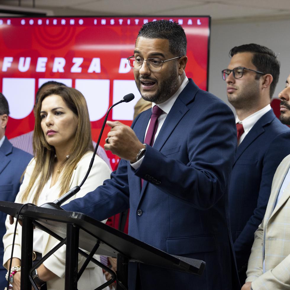 El presidente del PPD, Jesús Manuel Ortiz, acompañado de otros líderes de la colectividad, en la sede en Puerta de Tierra.